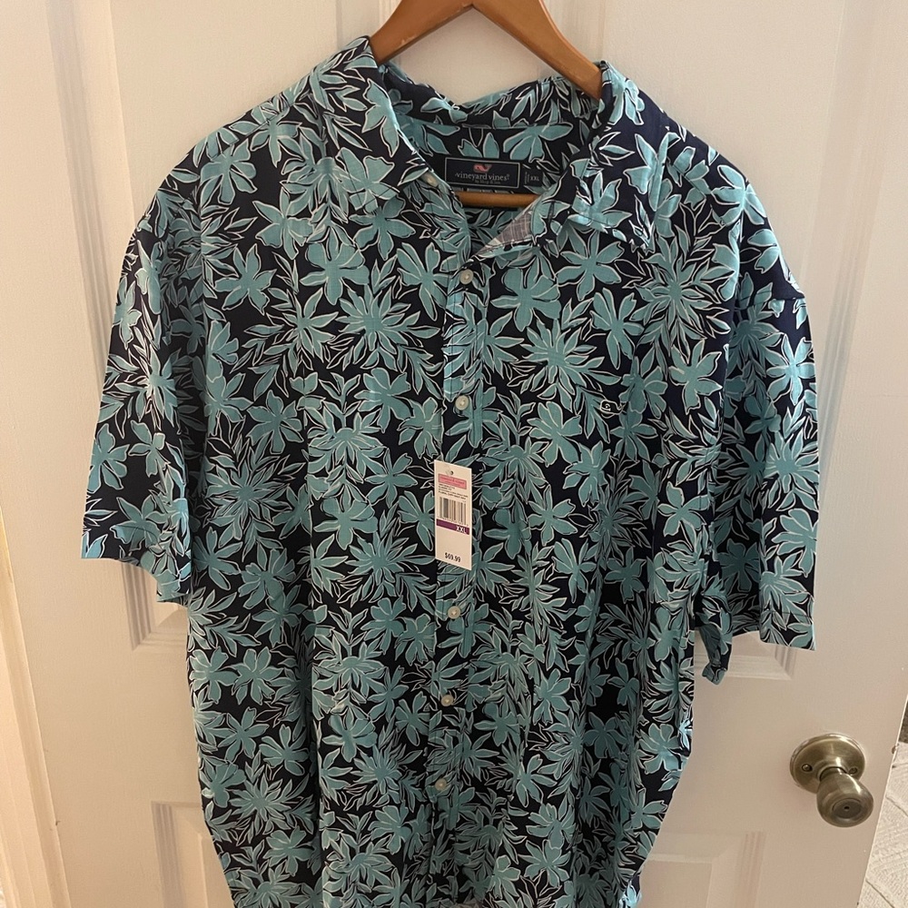 NWT men’s Vineyard Vines button up shirt